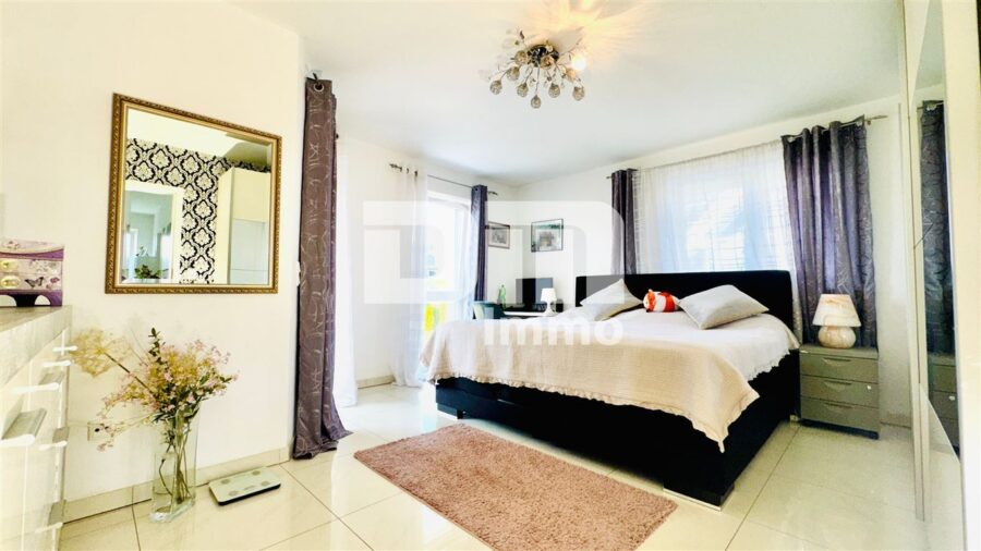 Luxeriöse Stadtvilla mit exklusiver Ausstattung in Traumlage mit vielen hochwertigen Extras - OG Schlafzimmer / Zugnag Balkon